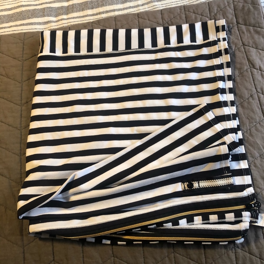 - Lululemon scarf